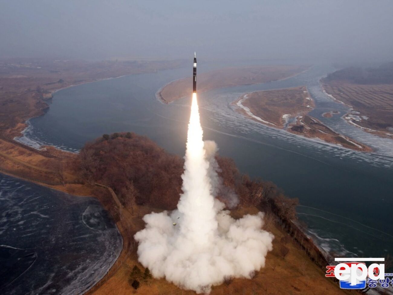 Yonhap обратило внимание, что это второй испытательный запуск баллистики КНДР в сторону Восточного моря после инаугурации Трампа