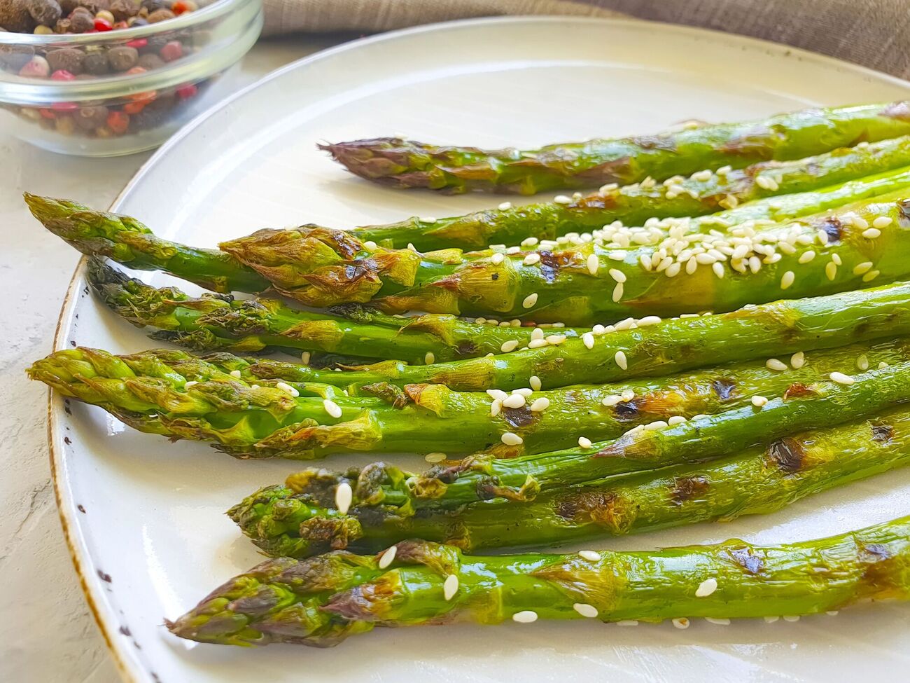 Предварительно отваренную спаржу следует пожарить