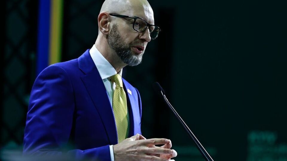 Дипломатия должна подкрепляться военной мощью – Яценюк