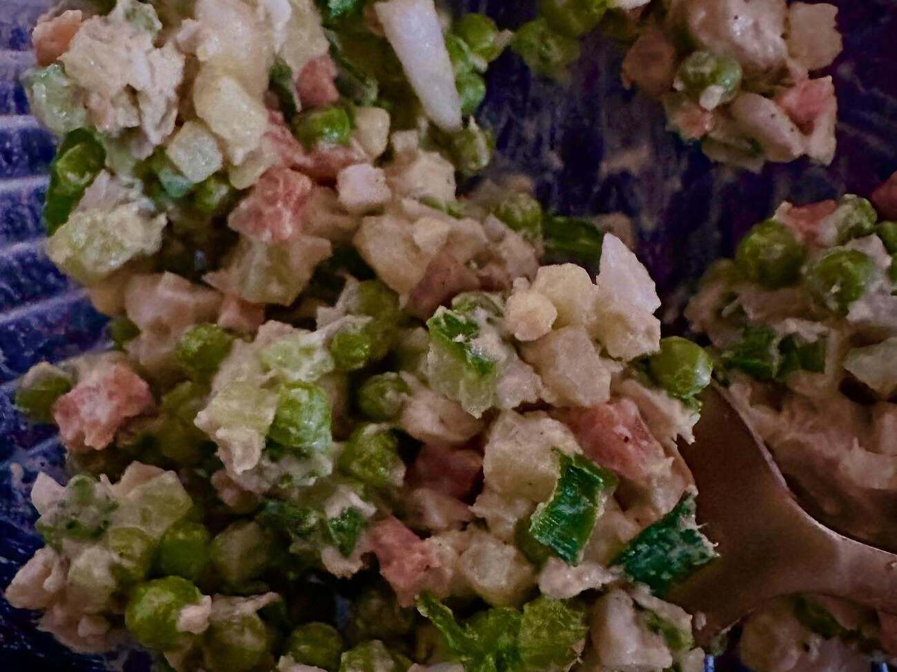 Салат заправляют майонезом