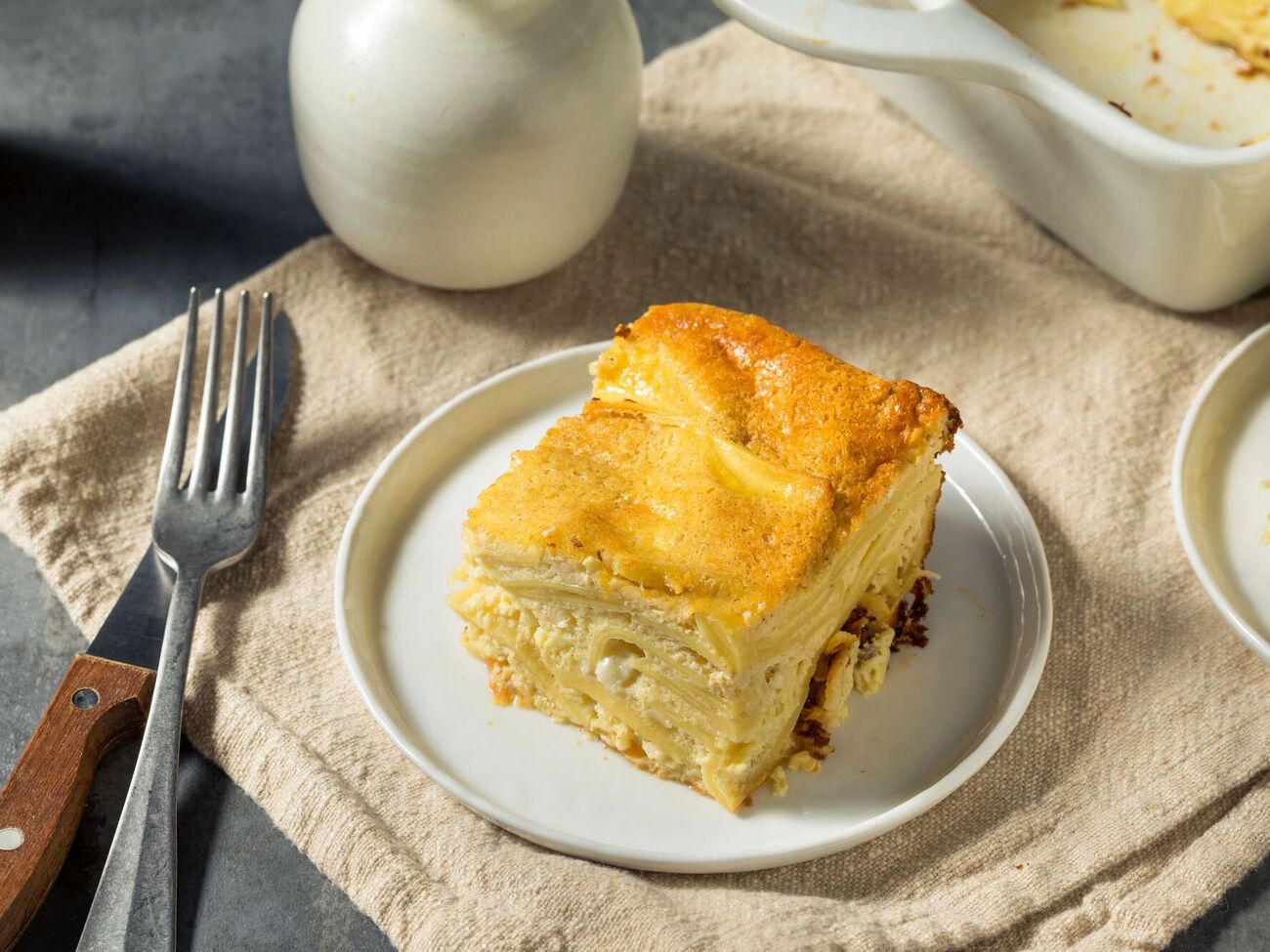 Перед запеканием блюдо смазывают желтком