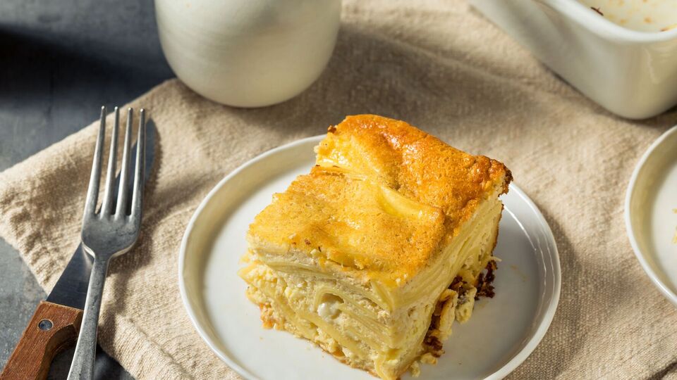 Перед запеканием блюдо смазывают желтком