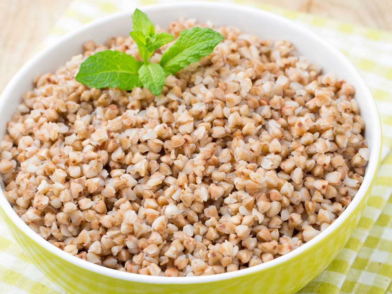 Чтобы приготовить гречку, на одну часть крупы понадобится две части воды