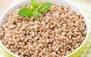 Щоб приготувати гречку, на одну частину крупи знадобиться дві частини води