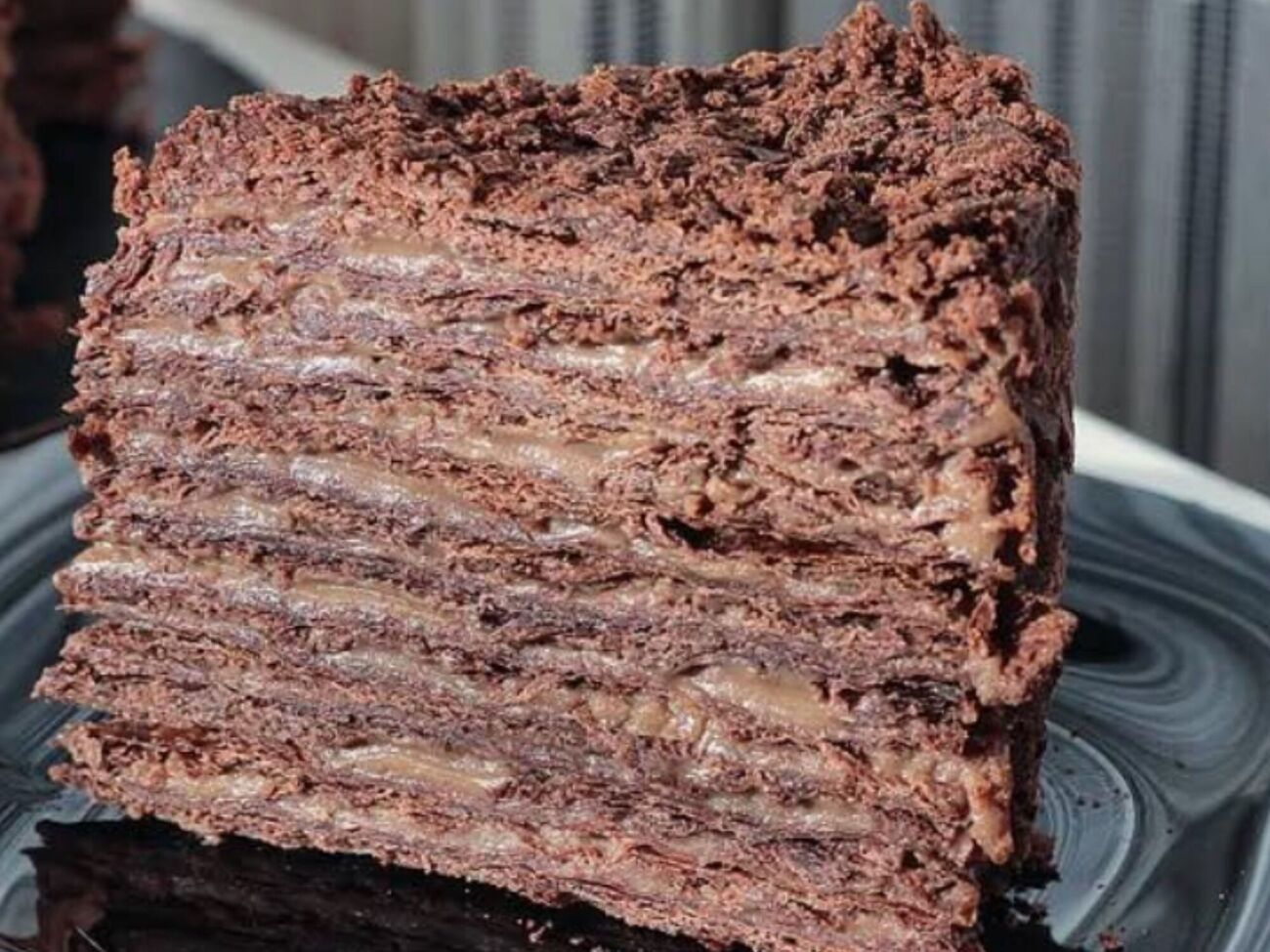 Коржі для цього торта роблять на пиві