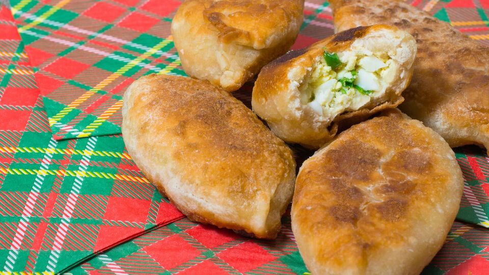 Пирожки жарят до золотистой корочки