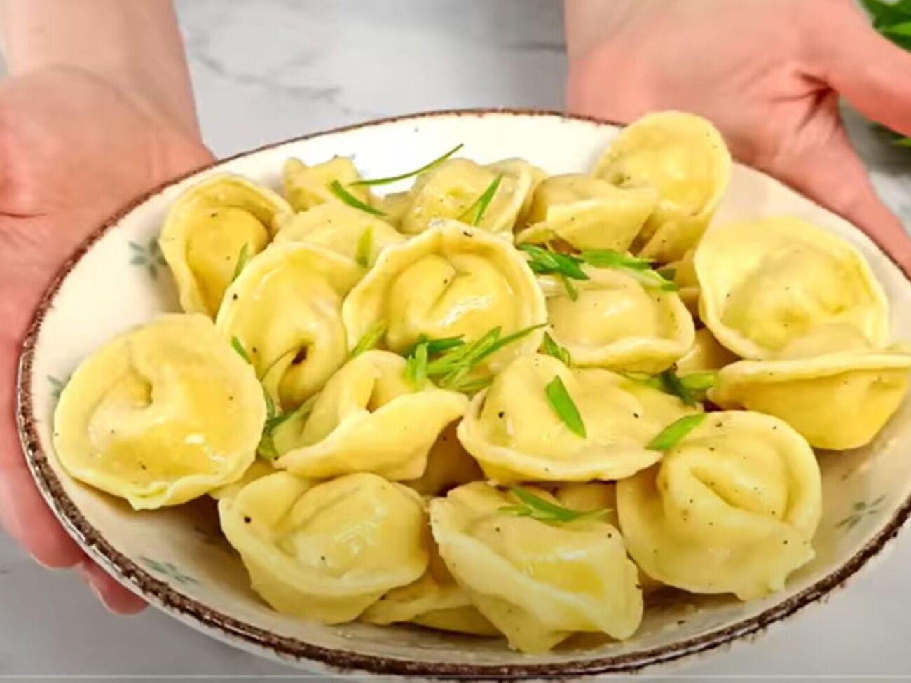 Для теста понадобится пять яиц и пять желтков