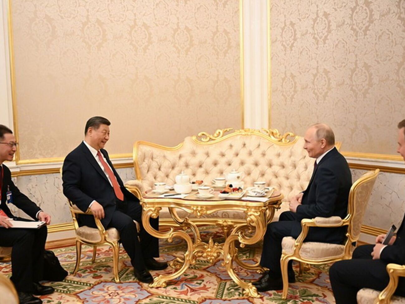 Сі Цзіньпін: (ліворуч) Якщо Китай і Росія збережуть стратегічну стійкість і співпрацю, жодна сила не зможе завадити двом країнам у досягненні розвитку й відродження