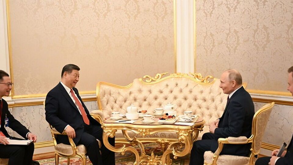 Си Цзиньпин: (слева) Если Китай и Россия сохранят стратегическую устойчивость и сотрудничество, ни одна сила не сможет помешать двум странам в достижении развития и возрождения