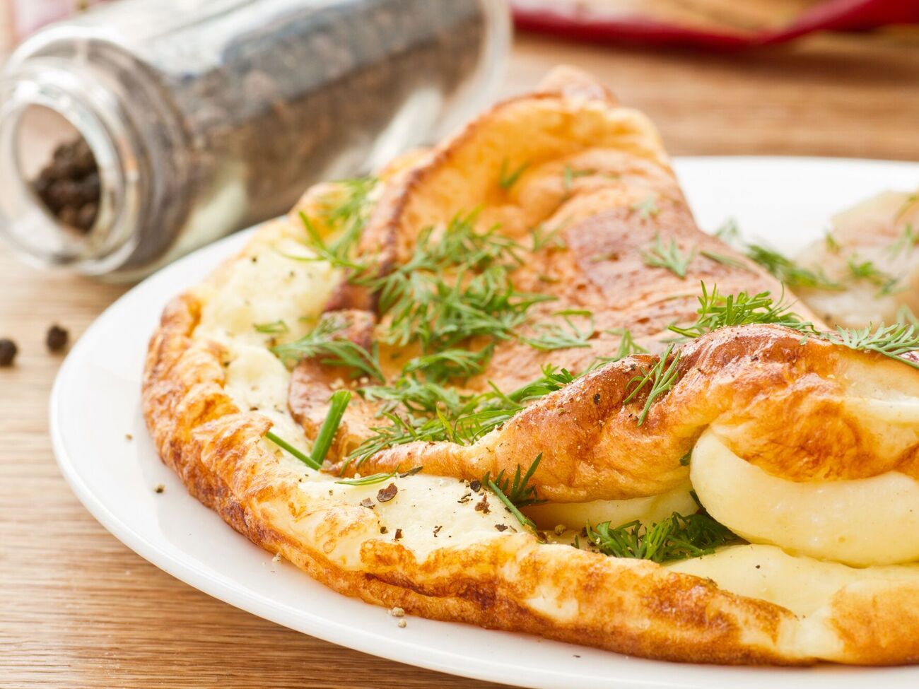 Омлет складываем пополам