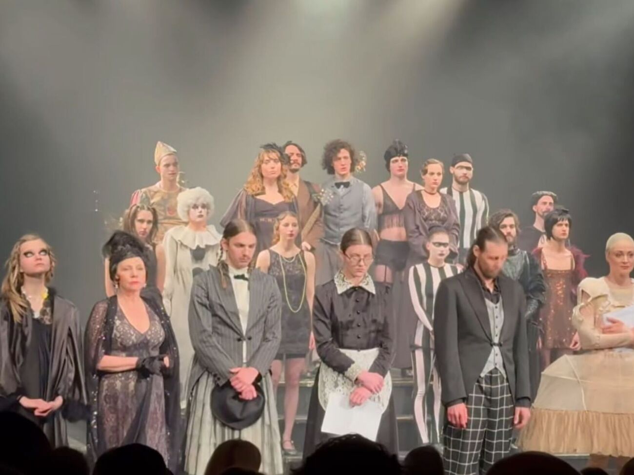 Актеры заявили, что около 80% их коллег в театре пострадали от сексуальных домогательств Билоуса