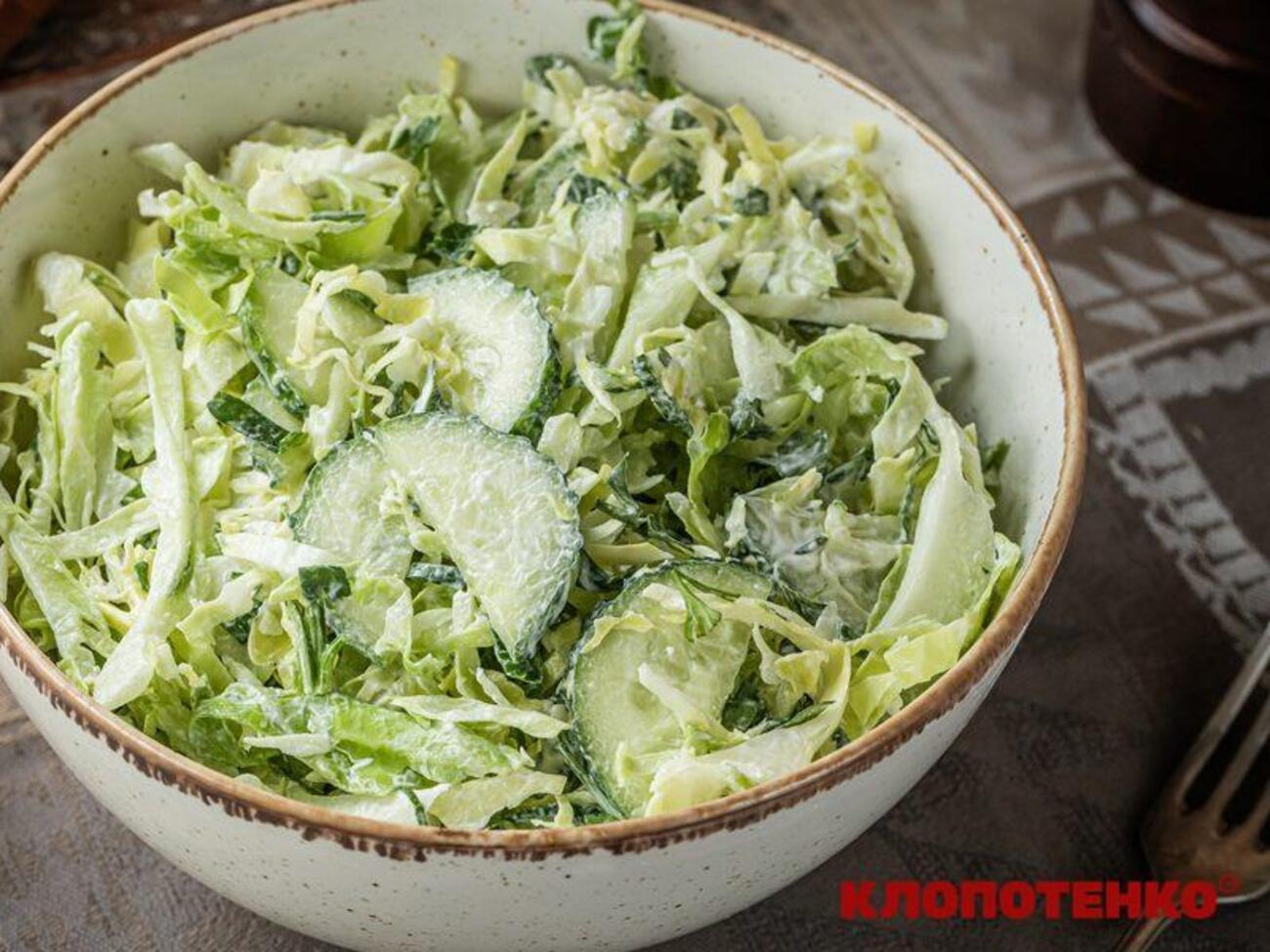 Салат заправляют растительным маслом