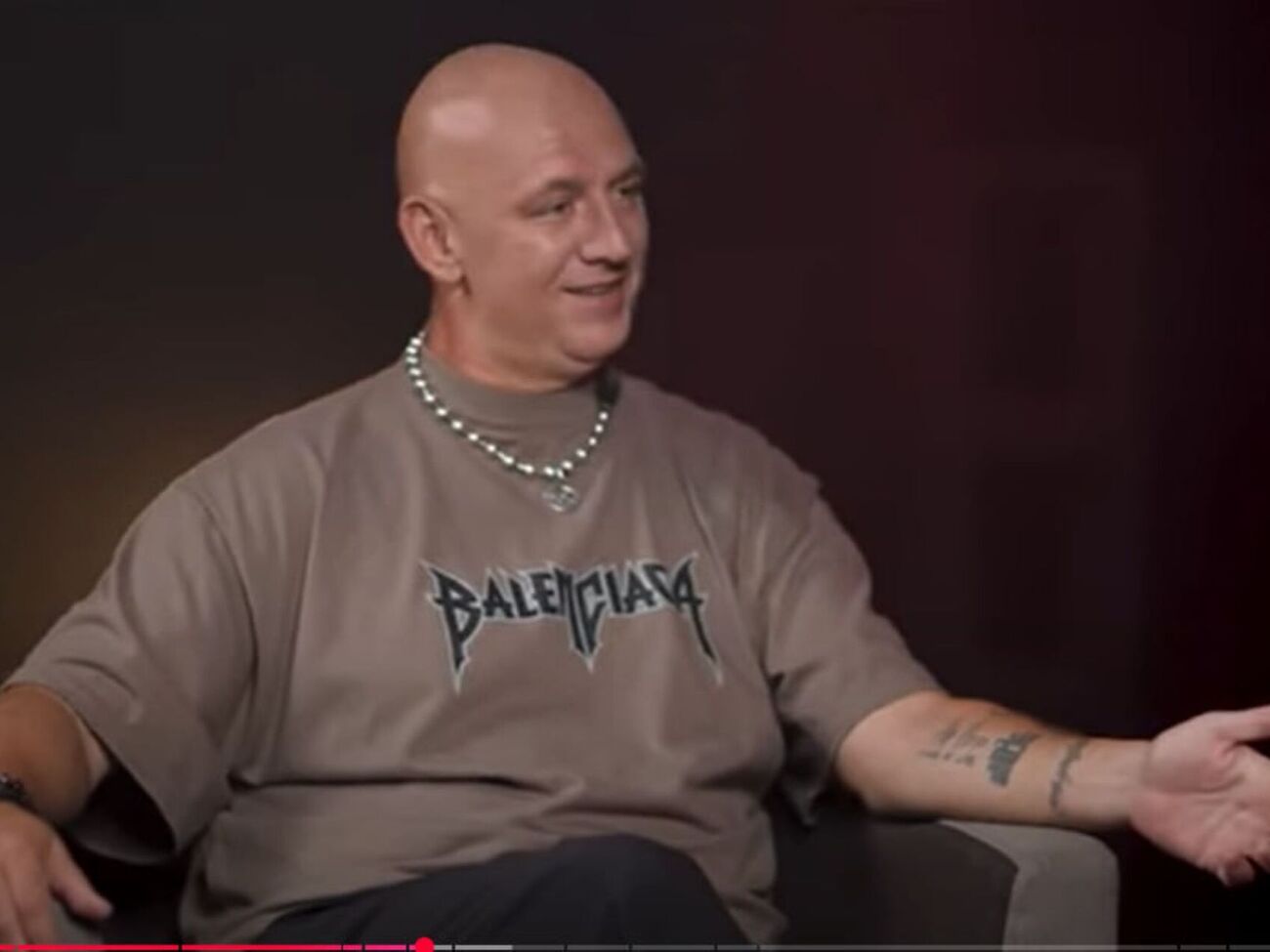 Во время разговора с журналистом Потап общался на русском языке