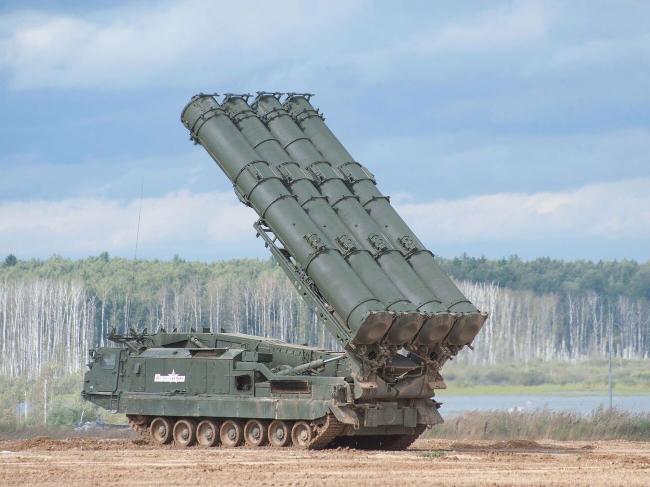 По информации ЦПД, ранее РФ держала на Дальнем Востоке 12 пусковых установок С-300 и 24 пусковых С-400, но сейчас их количество там сократили