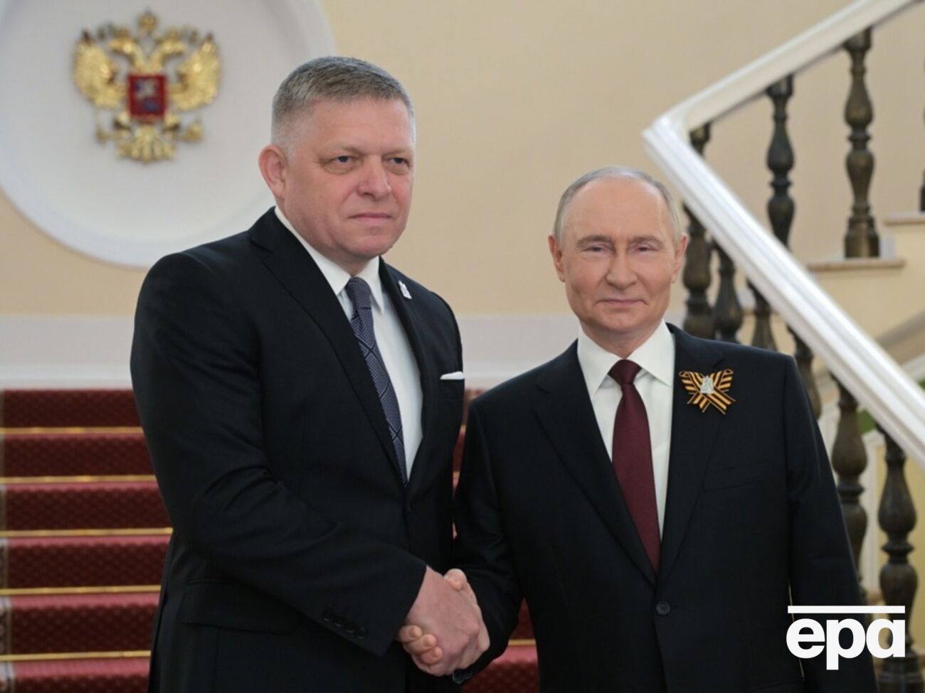 Голова партії ODS Павел Мацко зазначив, що Фіцо (на фото ліворуч) вирішив не "намагатися вжити таких заходів, щоб Словаччина була частиною миру і стояла на правильному боці історії"