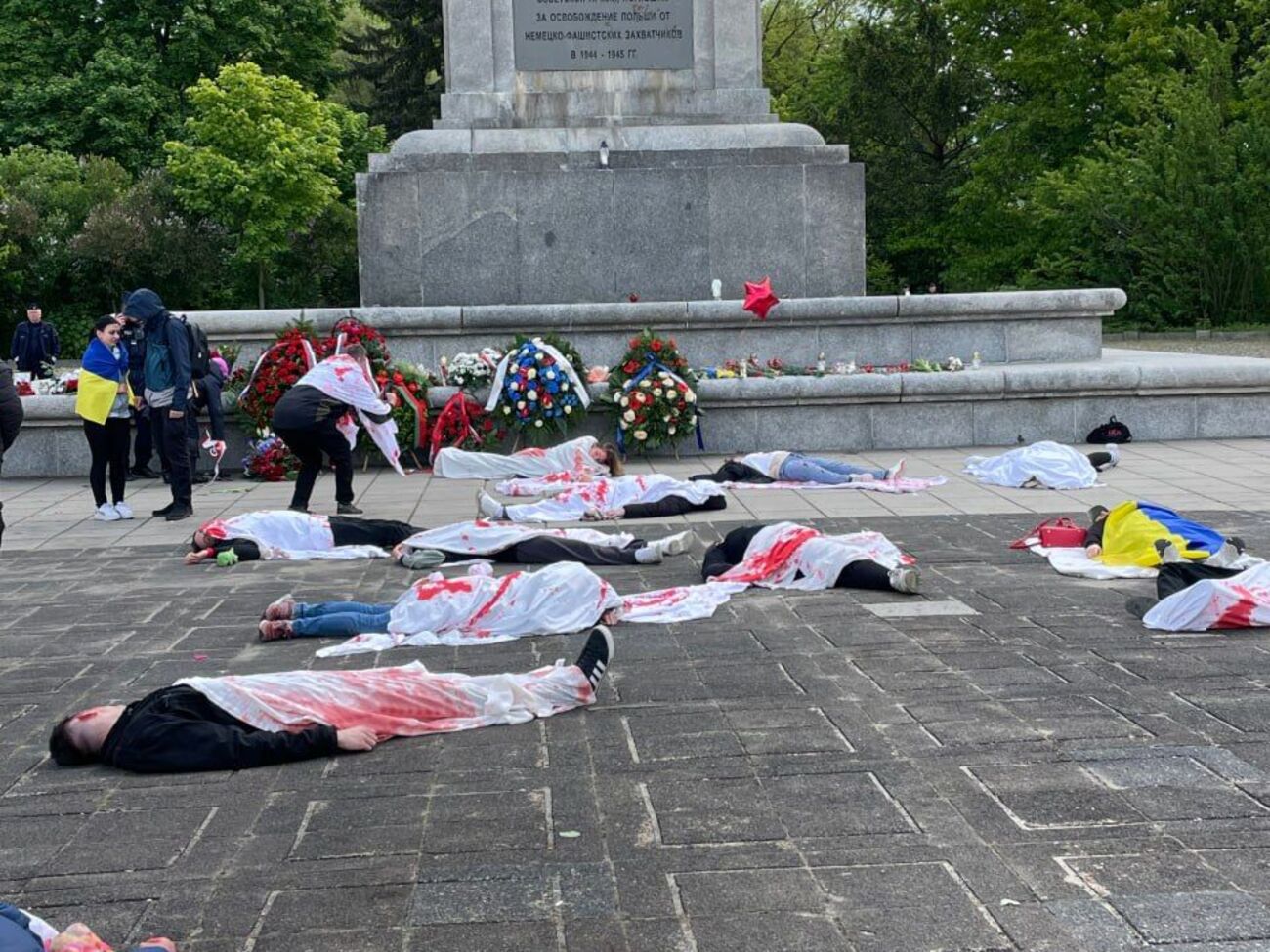 Украинские активисты в окровавленных простынях встретили российского посла