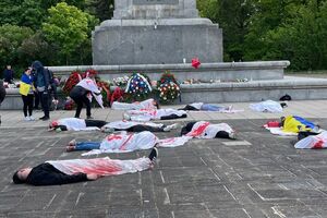 Украинские активисты в окровавленных простынях встретили российского посла