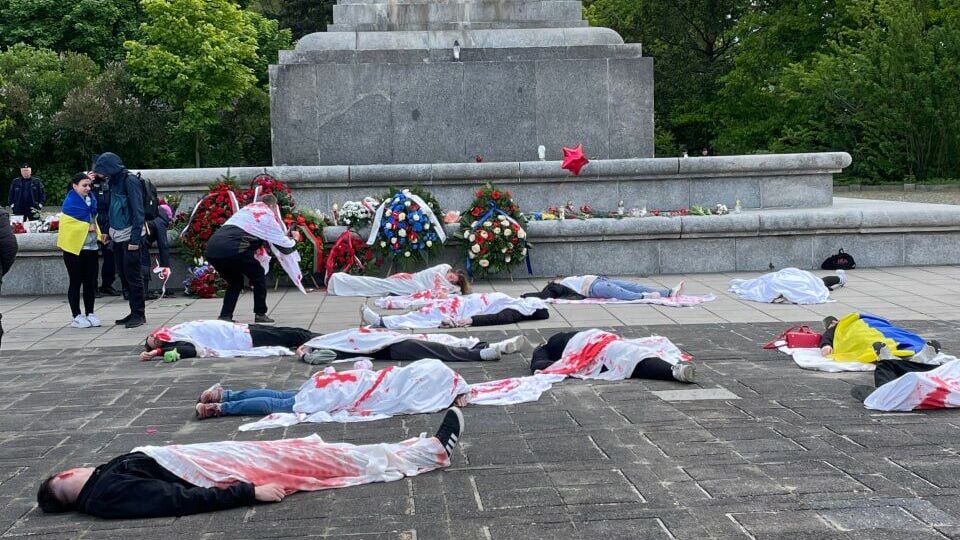 Украинские активисты в окровавленных простынях встретили российского посла