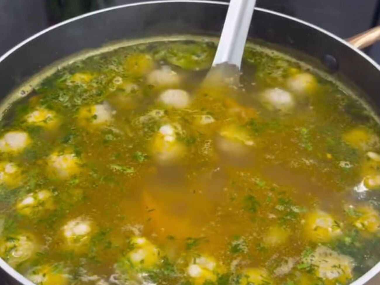 Фрикадельки нужно бросить в кипящую воду