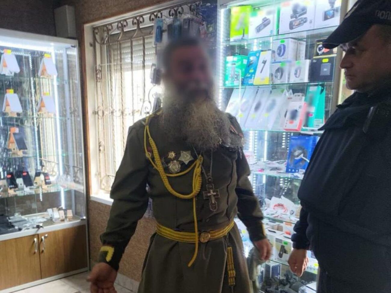 Священник УПЦ МП надів рясу, стилізовану під радянську форму