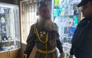 Священник УПЦ МП надів рясу, стилізовану під радянську форму