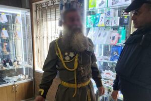 Священник УПЦ МП надел рясу, стилизованную под советскую форму