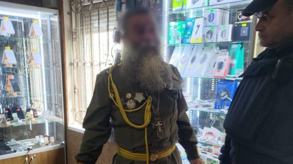 Священник УПЦ МП надел рясу, стилизованную под советскую форму