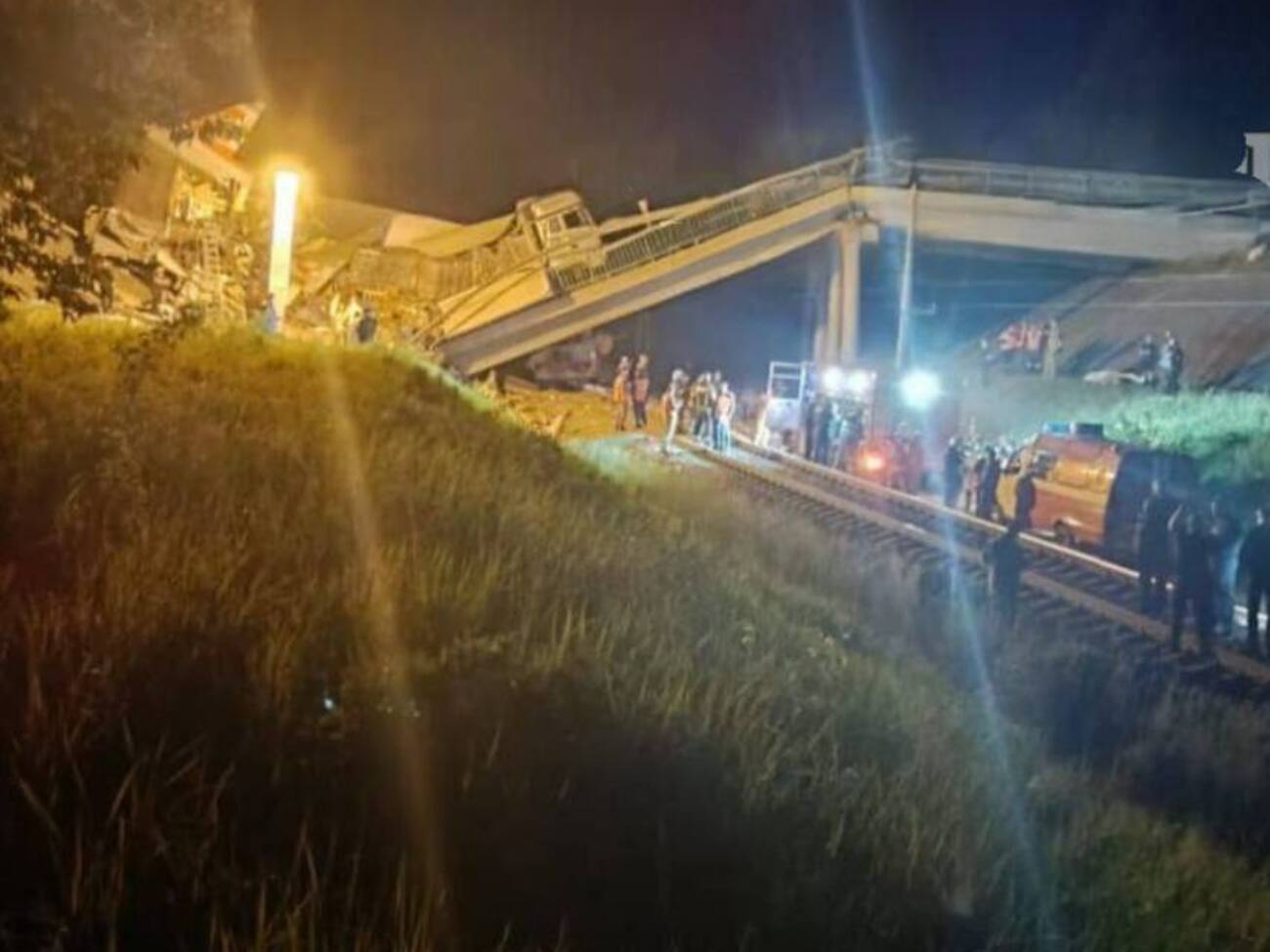 Мост упал на проходивший под ним поезд