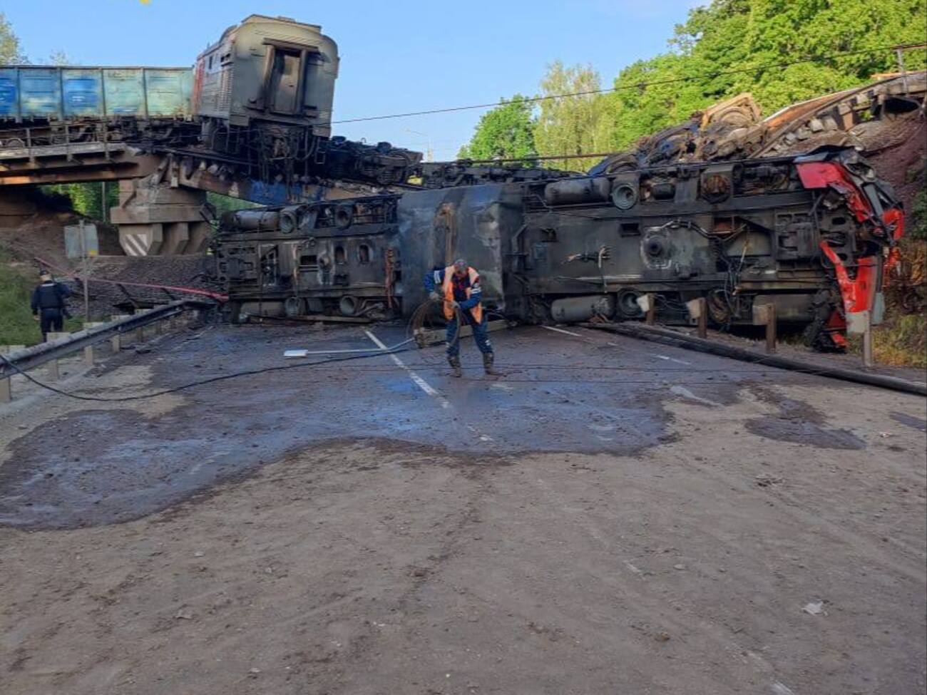 Движение транспорта на автодороге под мостом перекрыли