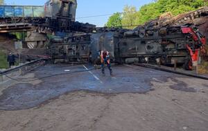 Движение транспорта на автодороге под мостом перекрыли