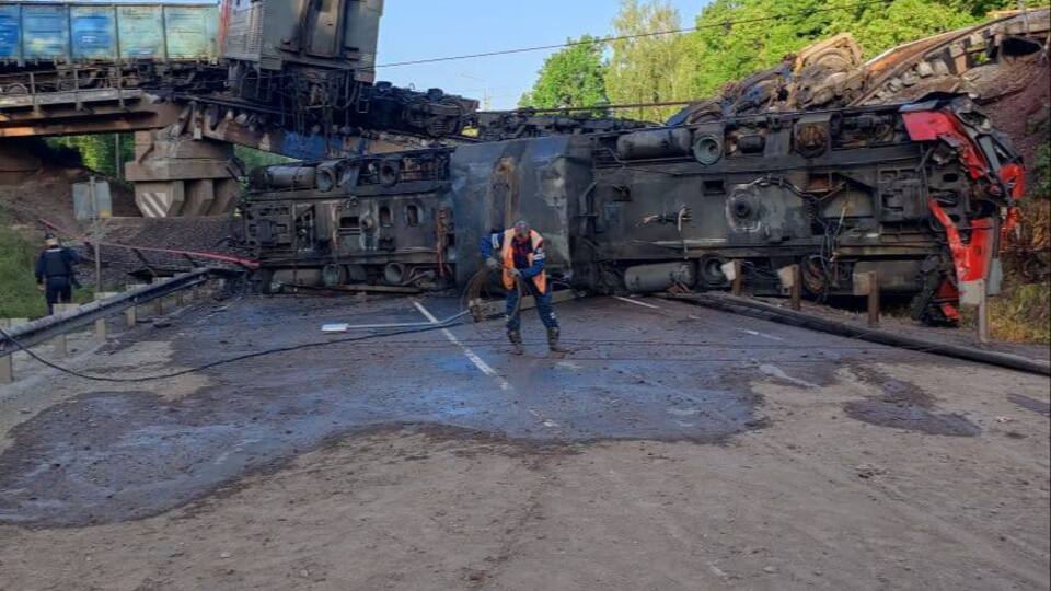 Движение транспорта на автодороге под мостом перекрыли