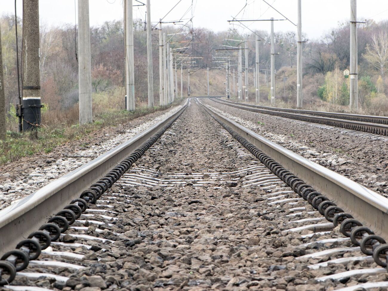 В оккупированной части Запорожской области поезд сошел с рельсов после взрыва