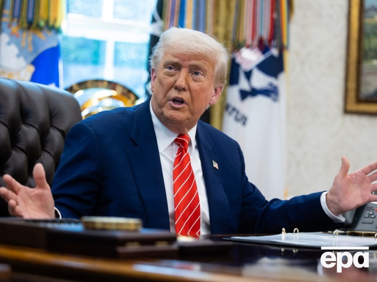 В интернете обсуждают фото на телефоне Трампа