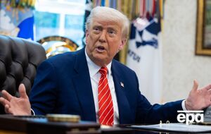 В интернете обсуждают фото на телефоне Трампа