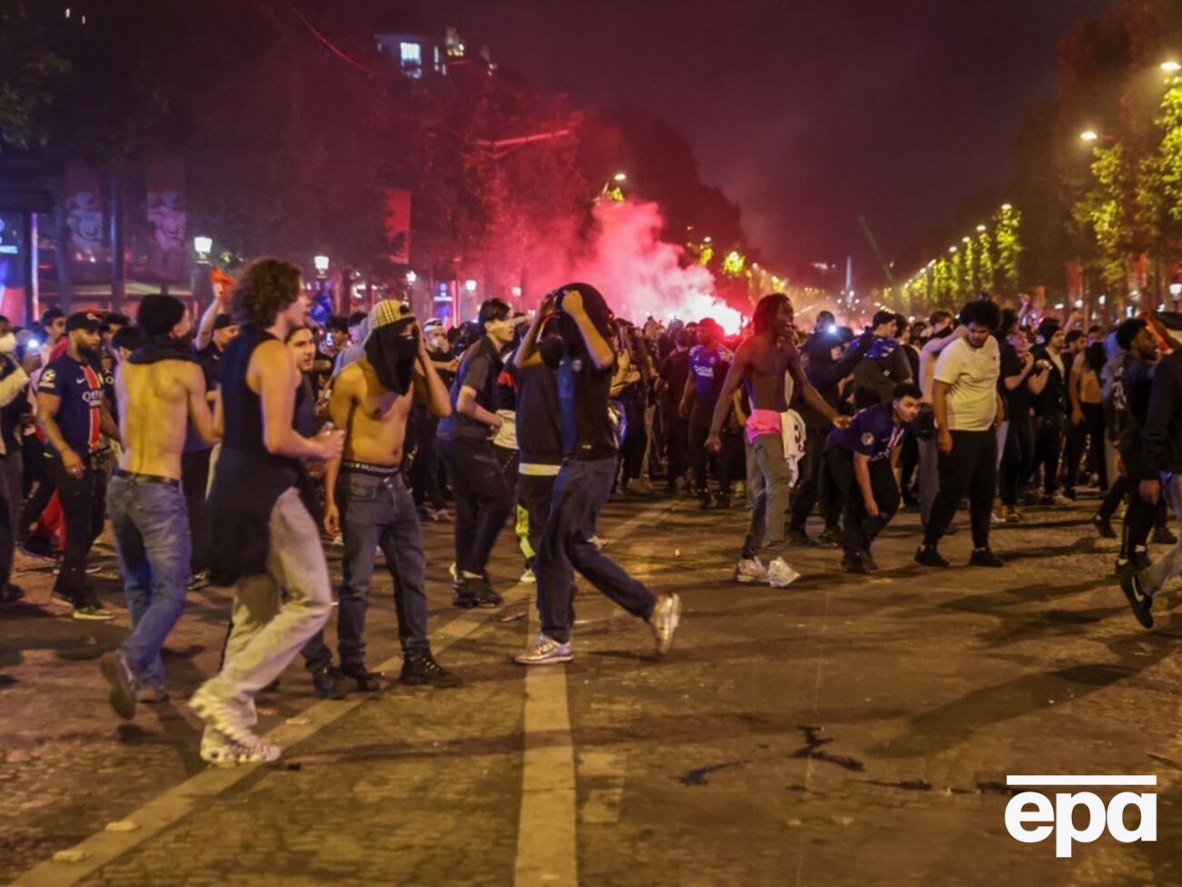 СМИ пишут, что во Франции задержали более полутысячи участников массовых празднований победы "ПСЖ"