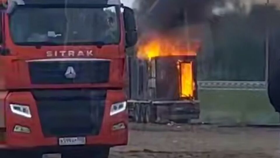 Грузовик, перевозивший дроны, сгорел