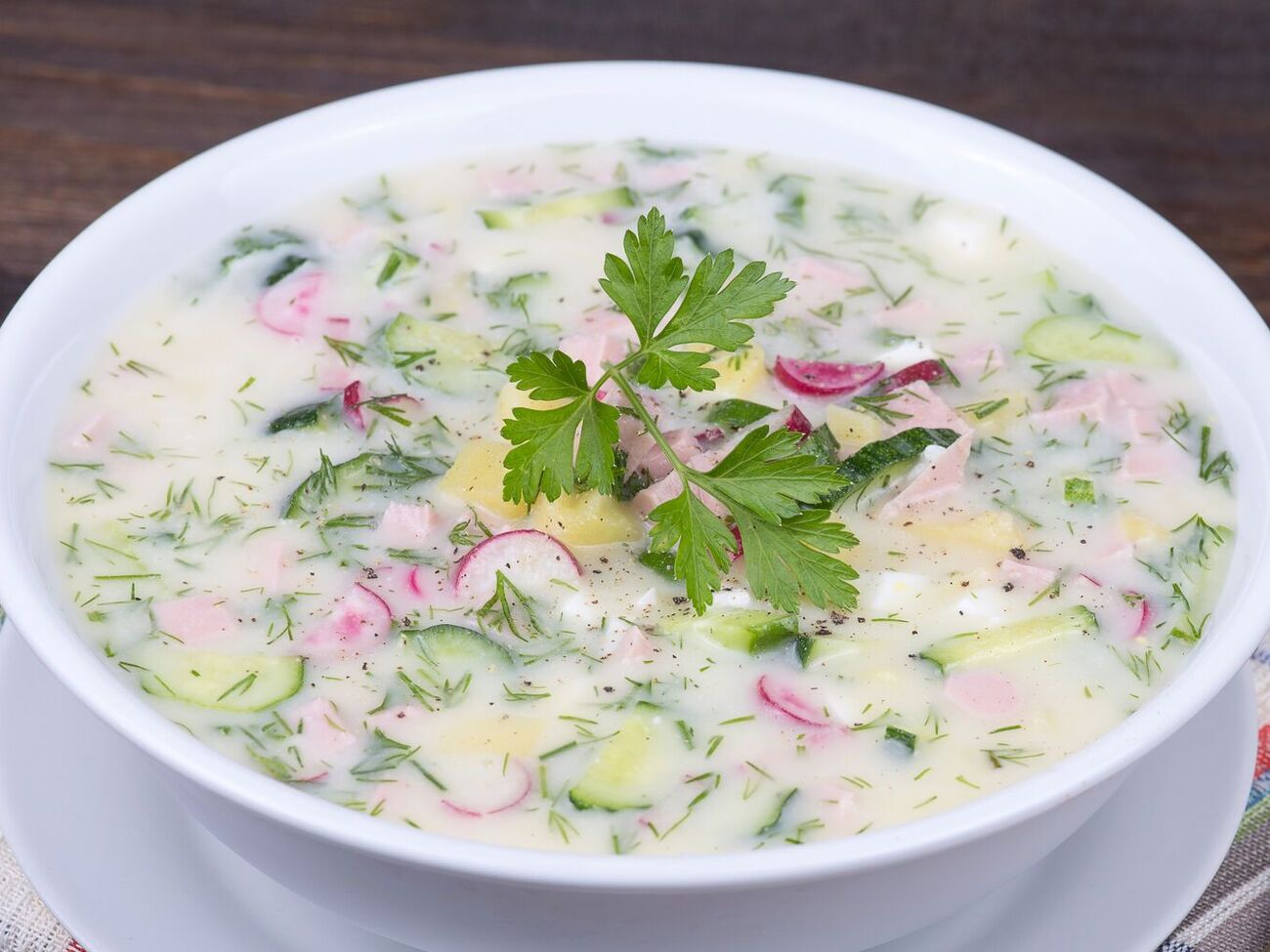 Для окрошки возьмите 200 г зеленого горошка