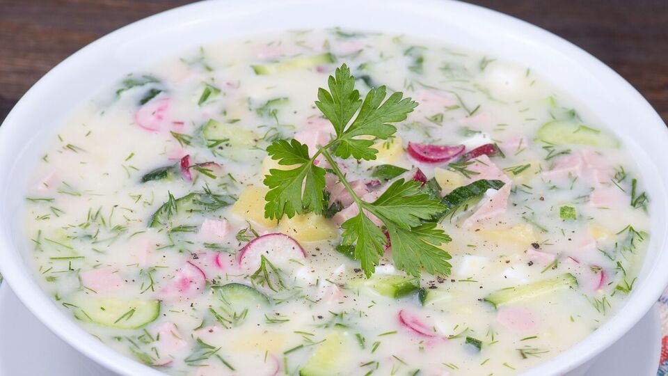 Для окрошки возьмите 200 г зеленого горошка