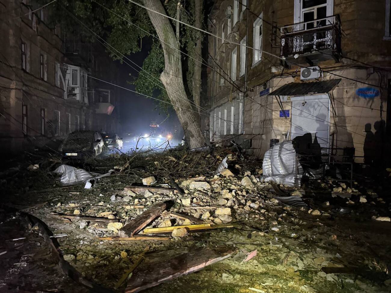 Человек погиб в результате попадания в жилой дом