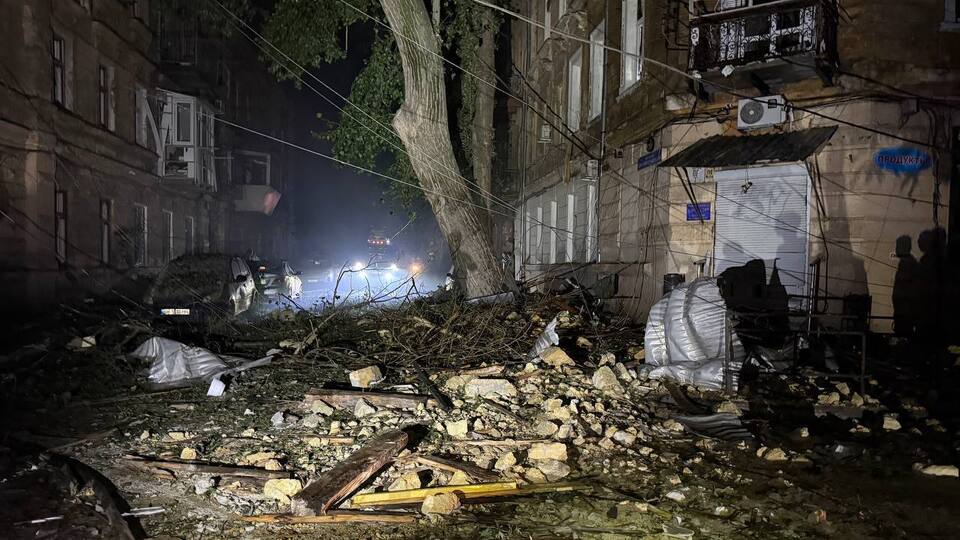 Человек погиб в результате попадания в жилой дом