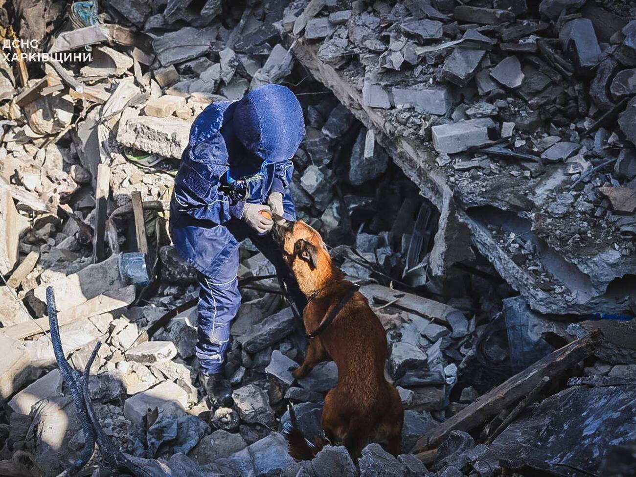 Под завалами продолжают искать людей