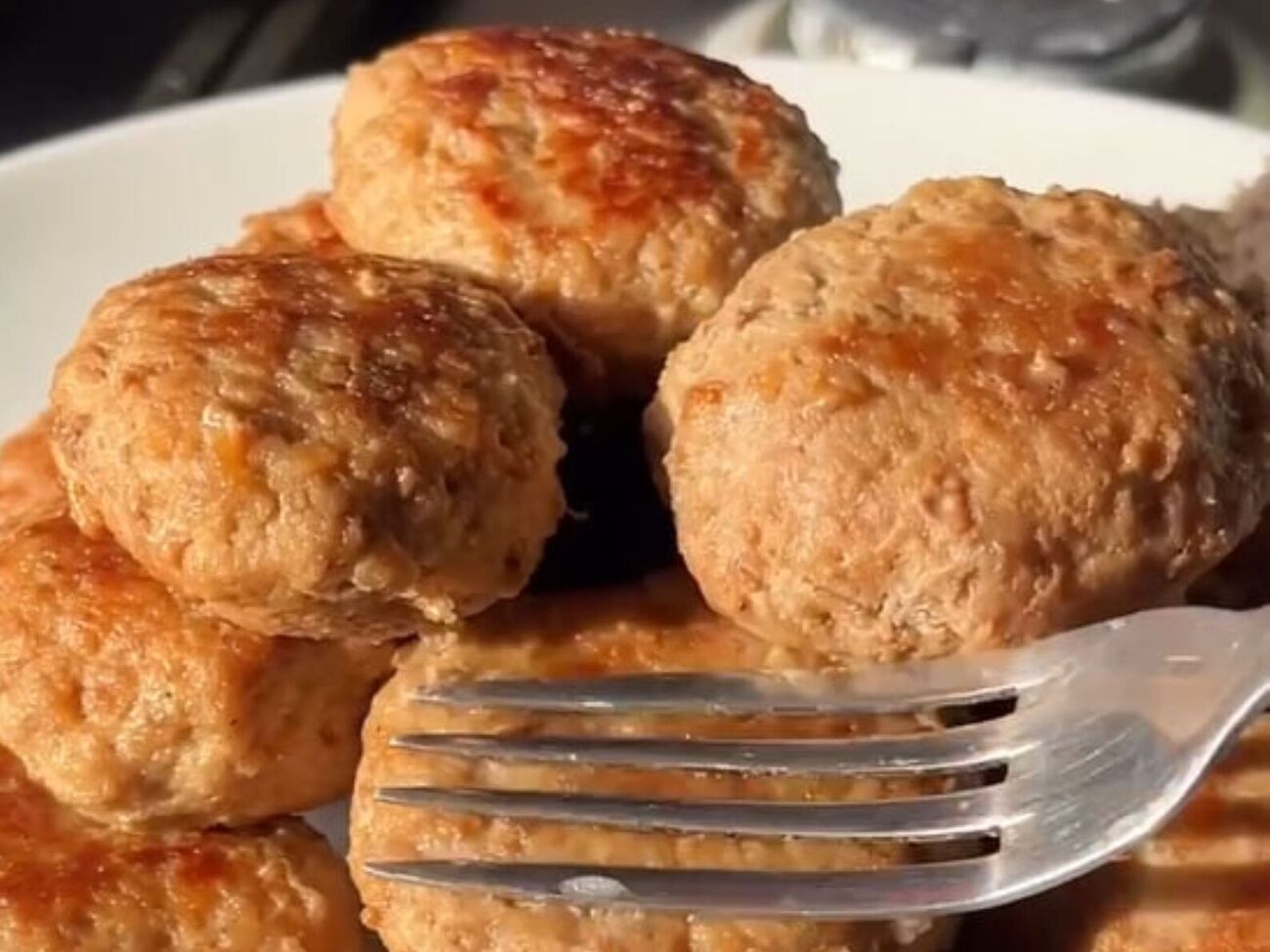 Готовые котлеты нужно протушить на сливочном масле