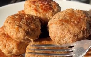 Готовые котлеты нужно протушить на сливочном масле