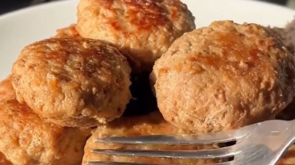 Готовые котлеты нужно протушить на сливочном масле