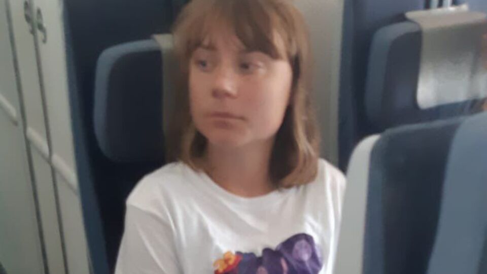 Активистку посадили на рейс во Францию