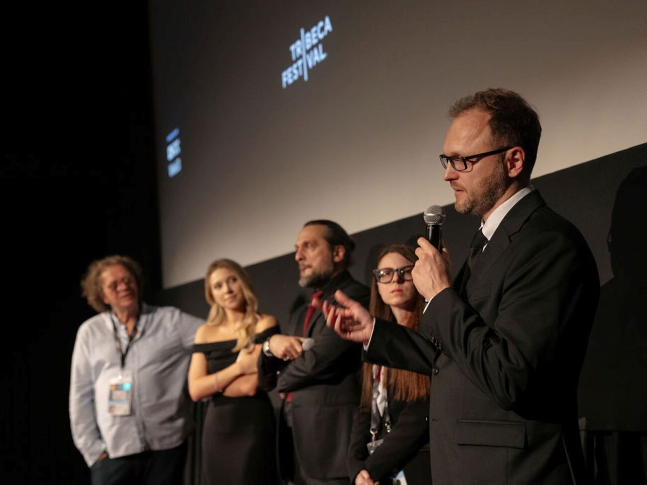 Кохан перед просмотром напомнил зрителям, что в Украине до сих пор идет война