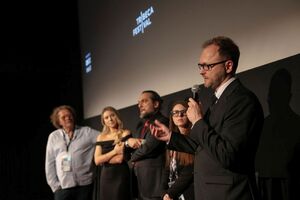 Кохан перед просмотром напомнил зрителям, что в Украине до сих пор идет война