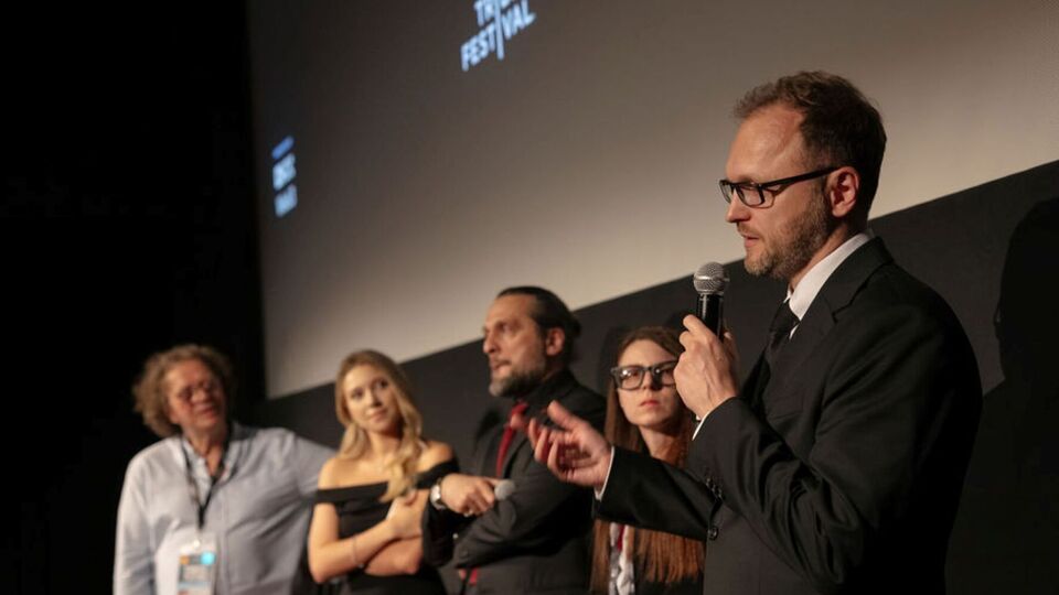 Кохан перед просмотром напомнил зрителям, что в Украине до сих пор идет война