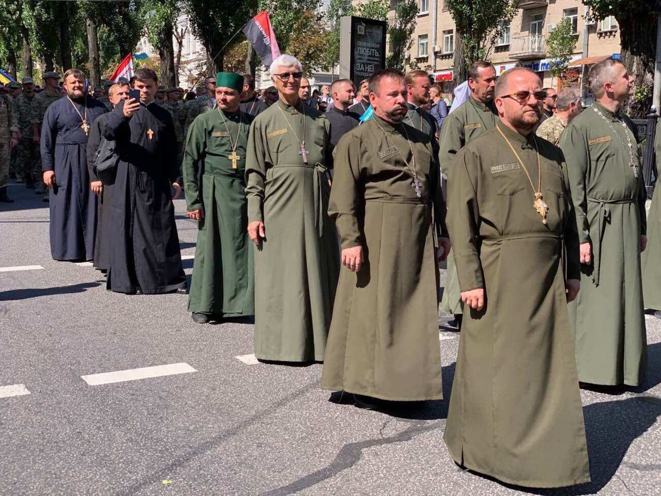 Для бронирования нужно официальное трудоустройство и обновление данных