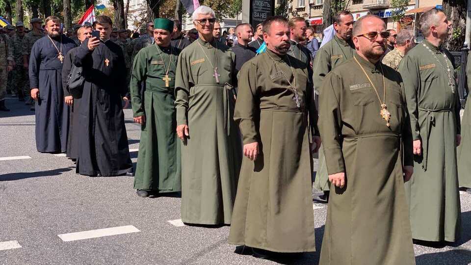 Для бронирования нужно официальное трудоустройство и обновление данных